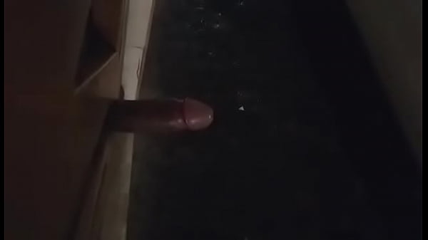 Saco mi miembro para que las chicas de la calle lo vean y me la chupen