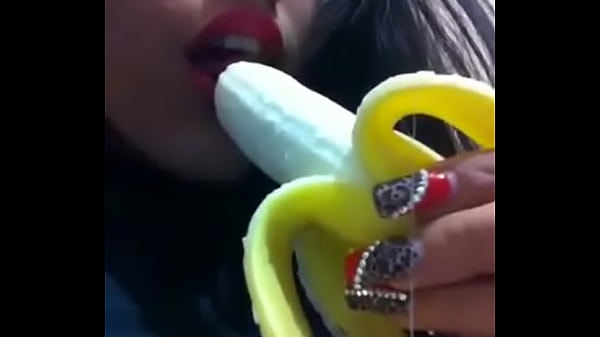Play MP4 - Mi ex novia chupando un platano