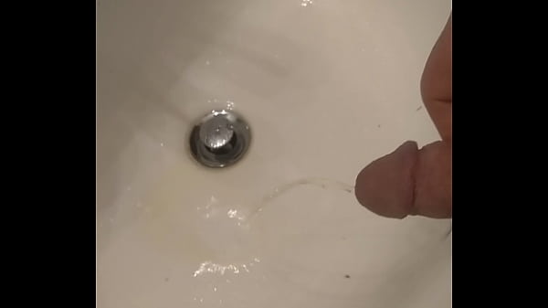 Play MP4 - Piss in the sink with slut watching