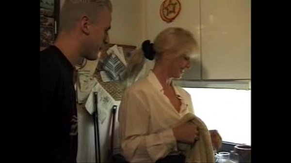 Mãe dapara filho e amigo