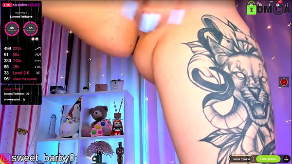 Hermosa rusa se muestra en webcam y se orina