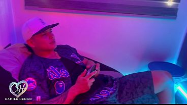 Nonton Le Chupo La Polla A Mi Roomie Mientras Juega A La Playstation Con Los Amigos thumbnail