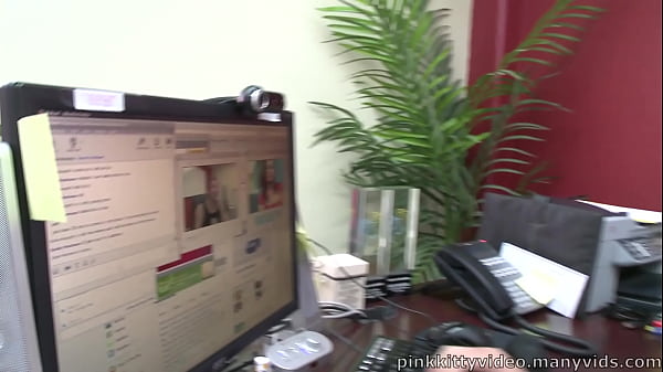 Vanessa Naughty Gets Her Pussy_Fucked Live In A_Chat Room