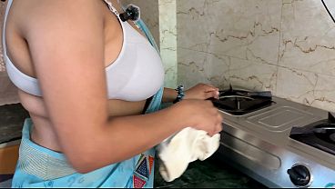 Nonton Newlywed Big Boobs Bhabhi Priya Let Neighbor Bbc Dick Boy Fuck In Kitchen Stand thumbnail