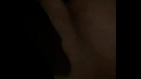 Gordinho pauzudo deitado acariciando o pau 