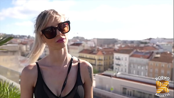 Play MP4 - Sophie&comma; blonde sulfureuse&comma; s'en prend plein les orifices