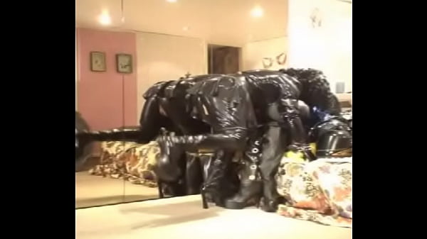 RoxinaRubberSkirtPlay