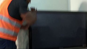 Mon d&eacute;pannage &agrave; domicile du t&eacute;l&eacute;viseur a conduit aussi au d&eacute;pannage de ma chatte en manque de p&eacute;n&eacute;tration profonde et une envie particuli&egrave;re de baisser mon technicien abonnez vous pour la suite 