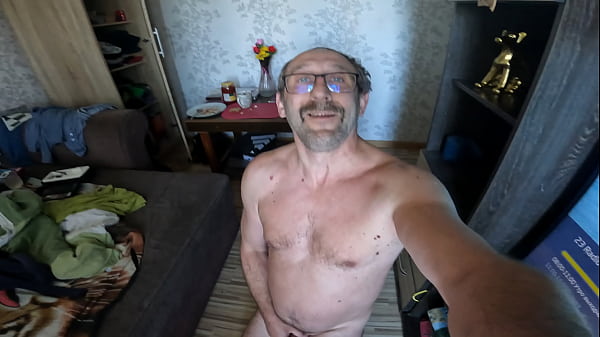 Трахаю себя на полу перед веб камерой