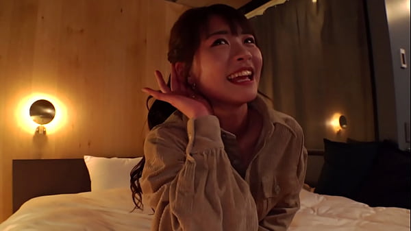 【神くびれ&times;鬼イキ絶頂】アイドル級の可愛さで高偏差値ボディの「みお」ちゃんとハメ撮りsex！撮られるのは恥ずかしいとか言いながらも激震ピストンで連続絶頂！一度エロスイッチが入るとおチ●コ欲しがり娘へと大変身！【しろうとハメ撮り＃みお＃20歳＃笑顔がカワイイ】 激カワちっぱい娘と高層ホテルで夜景を見ながらの濃厚ゴム無しセックス 同時イキからの大量膣出し thumbnail