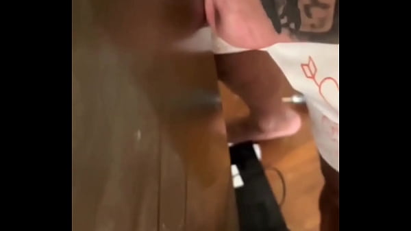 Play MP4 - Cafu&ccedil;u dotado vai fazer um servi&ccedil;o para um twink branquinho e acaba sendo mamado e ganhado um cuzinho em troca de servi&ccedil;o