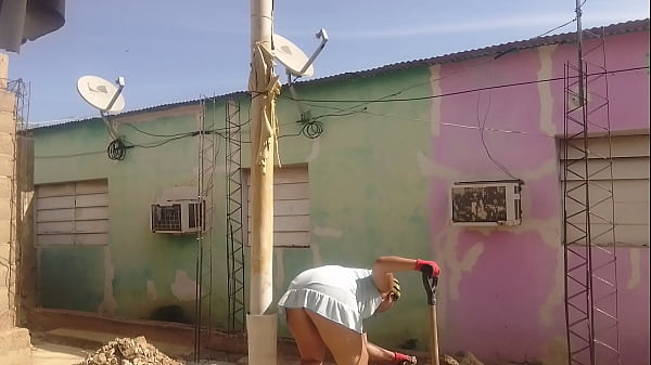 Play MP4 - Mi vecino no aguanta las gana de verme mi culo grande con mi vestido corto