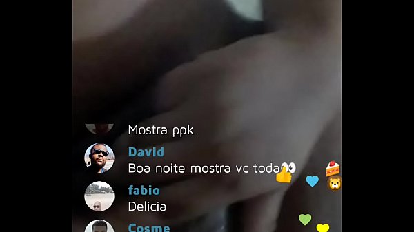 Chica se toca para todos en_su baño