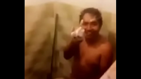 Oso maduro en la ducha 