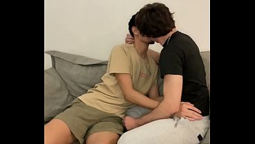 Play MP4 - Ficando a primeira vez com meu vizinho que tem tes&atilde;o no peito