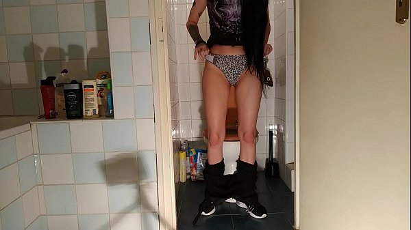 Play MP4 - Sexy goth teen pee & s&period; while play with her phone pt2 HD