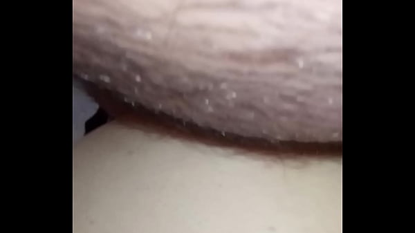 GretaLa si fa scopare la fica in silenzio mentre suo_marito_russa sul divano