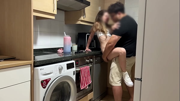 Cuando la zorra de mi hijastra esta quedando con su novio yo meto mi gran polla en su co&ntilde;o