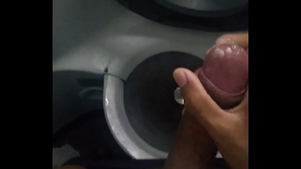 Novinho gozando no &ocirc_nibus de viagem