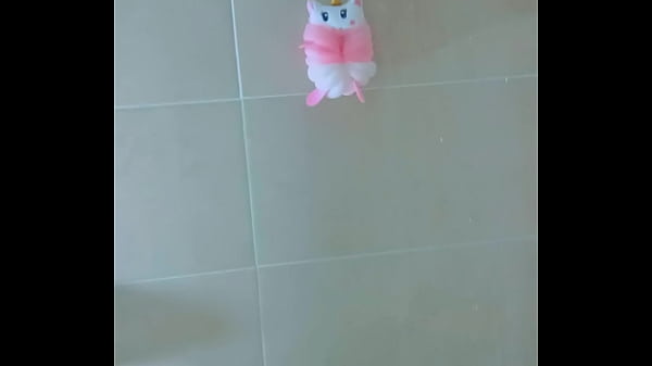 Nonton Stunning Tanned Babe Showers Off After A Wet Poolside Escape thumbnail