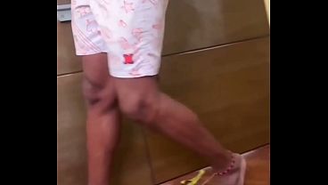 Novinho perde a virgindade com t&eacute;cnico da tv que foi em sua casa instalar a tv - twink loses his virginity with TV technician who went to his house to install the TV - 