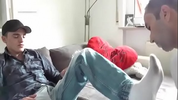 Lambendo t&ecirc;nis Nike com meias e fazendo muito sexo com tes&atilde;o 1 parte 