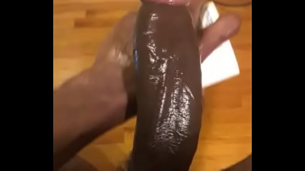 Neg&atilde;o do pau grande batendo punheta 