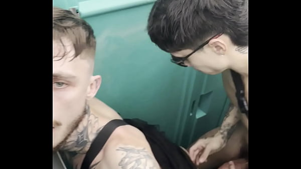 Fudendo No Banheiro Quimico No Carnaval thumbnail