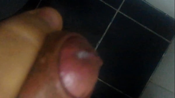 Batendo uma no banheiro