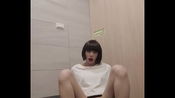 伪娘婷萱在公共厕所玩屌手冲 thumbnail