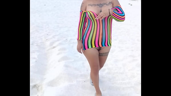 Latina Exhibi&eacute_ndose en la playa ense&ntilde_a las tetas y el culo