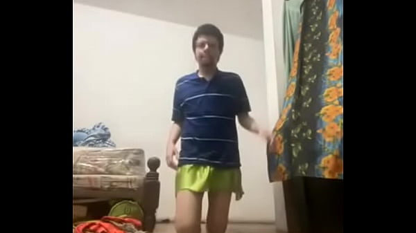 Maricon probando su nueva falda