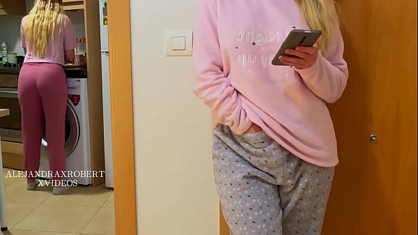 Play MP4 - me gusta tocar mi co&ntilde;o cuando mi hermanastra esta en la cocina