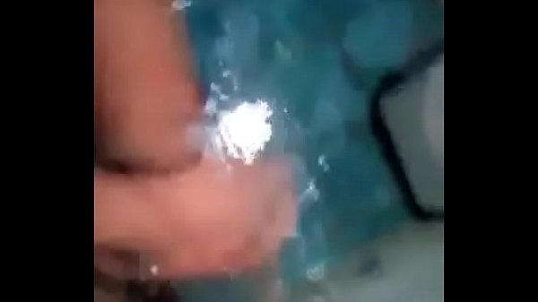 Rica Venida En El Ba&ntilde;o thumbnail