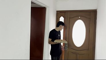 Nonton The Delivery Guy Comes To My Apartment, But I Don't Have Any Money To Pay Him, So I Pay Him By Having Sex With Him thumbnail