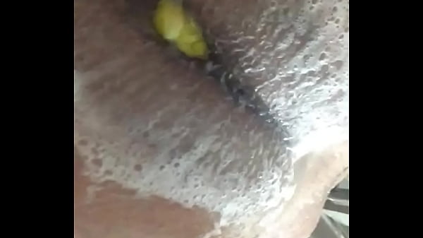 Introduzindo no anus bola 