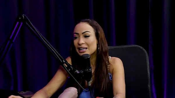 Loira tem a buceta usada com vibrador ap&oacute;s a convidada dizer que a mulher que manda na casa de swing e dizer como goza mais f&aacute;cil belinha baracho watch sheer red 