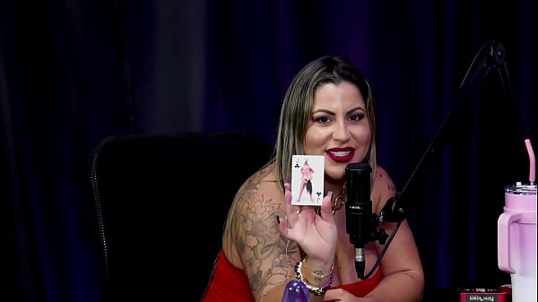 Loira tem a buceta usada com vibrador ap&oacute;s a convidada dizer que a mulher que manda na casa de swing, e dizer como goza mais f&aacute;cil - Belinha Baracho (WATCH ON: SHEER/RED) 