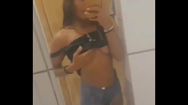 Play MP4 - Morena baixinha mostrando os peito