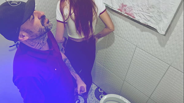 Play MP4 - Safada sendo fodida por estranho no banheiro de um barzinho&excl;