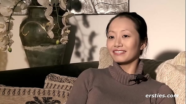 Play MP4 - Ersties&colon; S&uuml;&szlig;e Neuberlinerin macht es sich selber