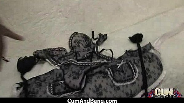 Nonton Ebony Slut Blows A Group Of Horny Dudes 20 thumbnail