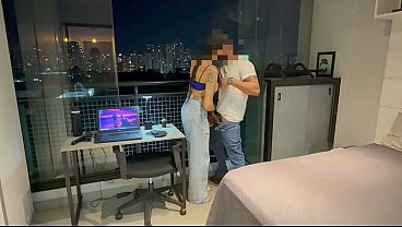 Hotwife Brazileira fode com vizinho personal na varanda do condominio Casada safada trai o marido corno manso com personal pauzudo e se exibe dando para o macho na varanda do condominio