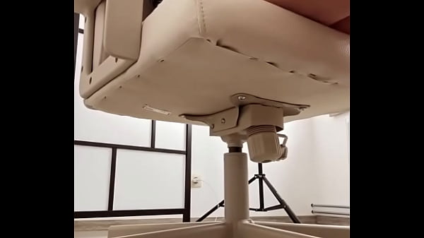 Pov tu es cach&eacute; sous mon bureau