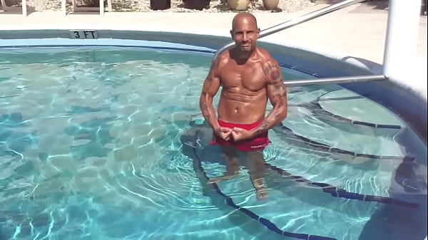 THE HARDBODY_ITALIAN_MAXXX LOADZ AT THE POOL