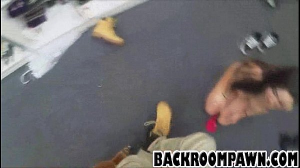 Babe strips down before givinga blowjob