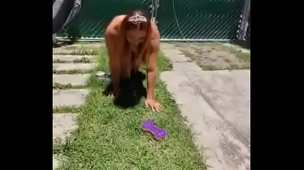 Karencita exhibiendose en p&uacute;blico y siendo tratada como una perra 