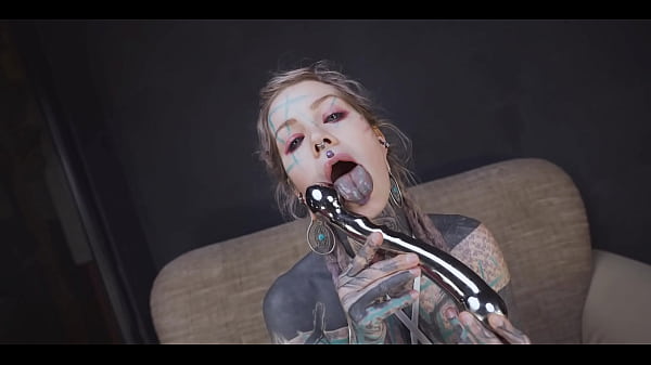 Anuskatzz gets a stainless steel dildo to shove up her ass 