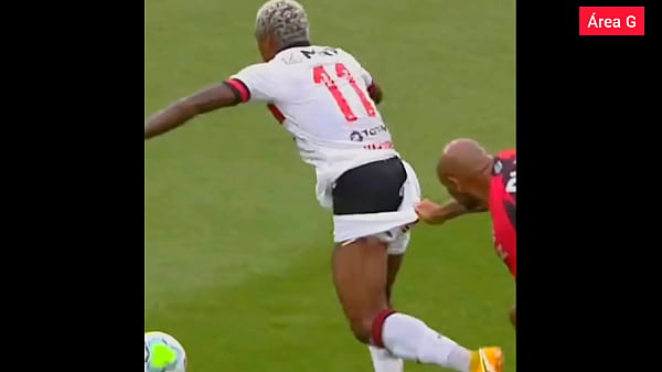 Jogador De Futebol De Sunga No Gramado thumbnail