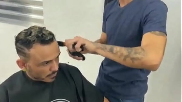 Play MP4 - Kadu Ventr&iacute; e Edu Scott - Fodi meu barbeiro com muito tes&atilde;o sexo bareback